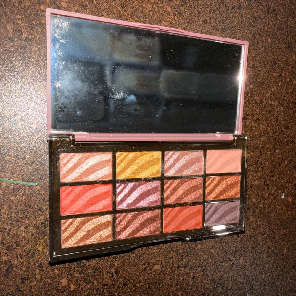 Vibrant Eyeshadow Palette with Mirror